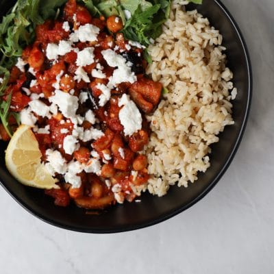 bowl with harissa chickpeas, brown rice and arugula